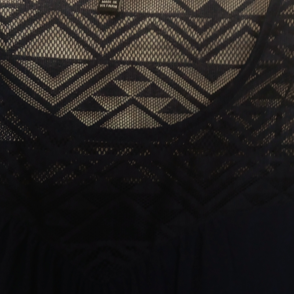Small cold shoulder navy top. EUC. - Picture 4 of 8